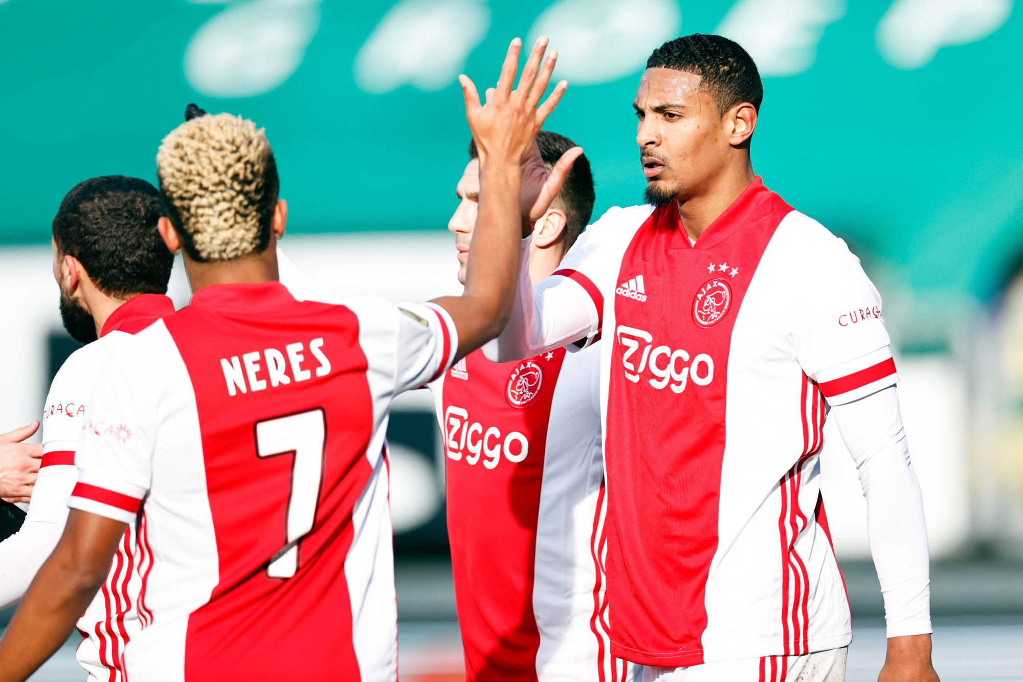 赛前官宣签约引欢呼转会期巴黎圣日耳曼调整名单以备欧冠，这操作让人直呼：阿贾克斯今晚手感冰凉